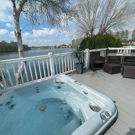 Lakeside Retreat 4 With Hot Tub, Private Fishing Peg Situated At Tattershall Lakes Country Park Exteriör bild