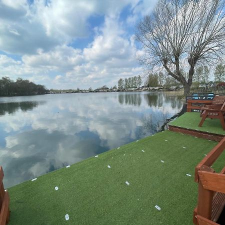 Lakeside Retreat 4 With Hot Tub, Private Fishing Peg Situated At Tattershall Lakes Country Park Exteriör bild