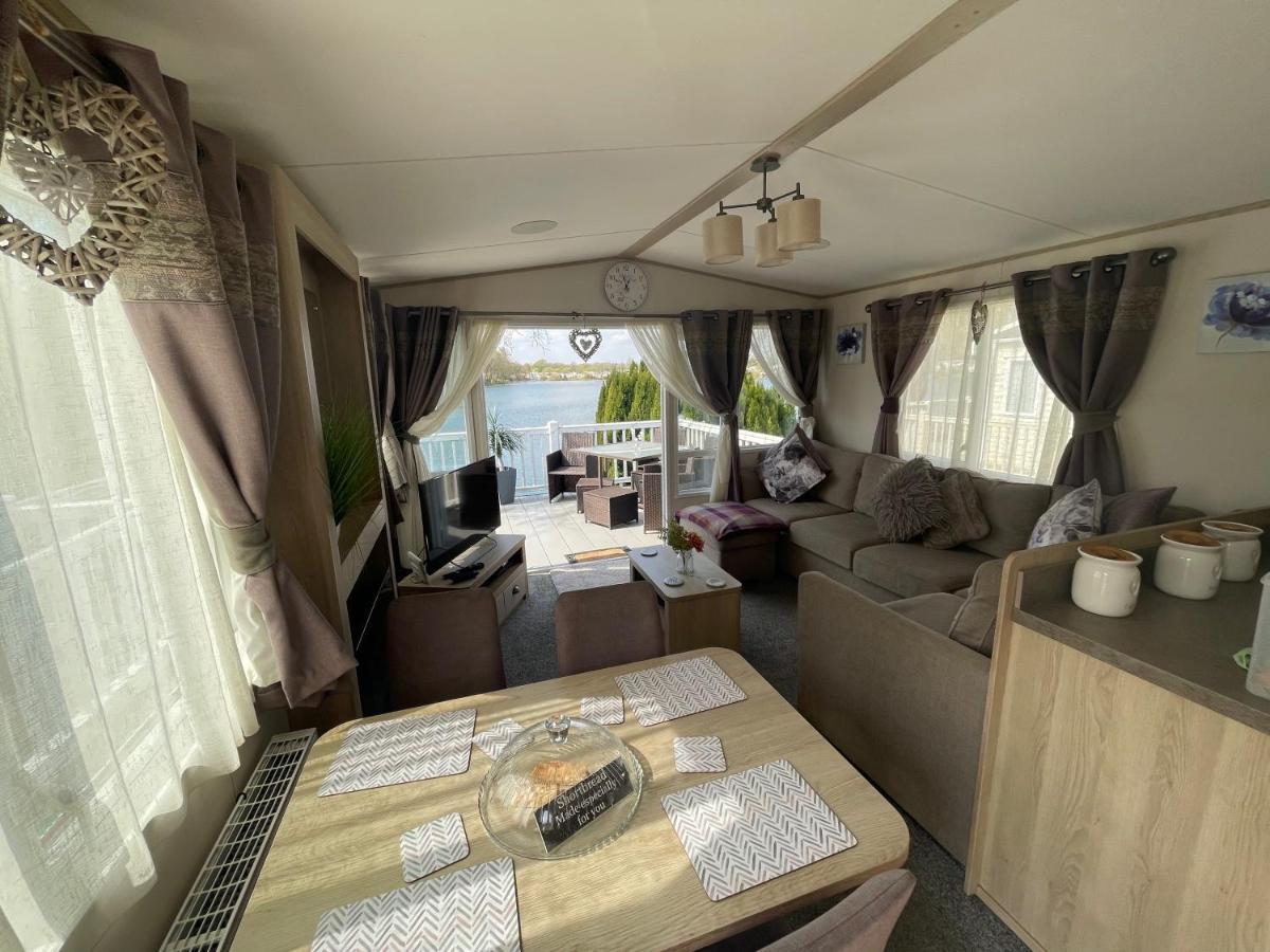Lakeside Retreat 4 With Hot Tub, Private Fishing Peg Situated At Tattershall Lakes Country Park Exteriör bild