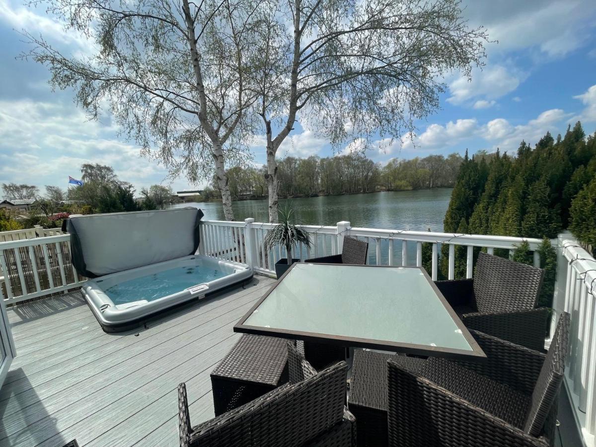 Lakeside Retreat 4 With Hot Tub, Private Fishing Peg Situated At Tattershall Lakes Country Park Exteriör bild
