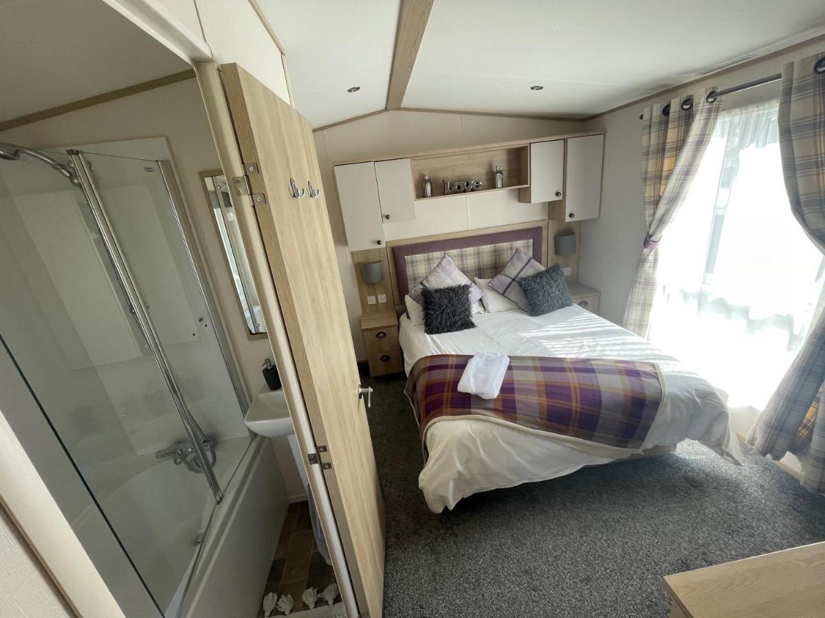 Lakeside Retreat 4 With Hot Tub, Private Fishing Peg Situated At Tattershall Lakes Country Park Exteriör bild