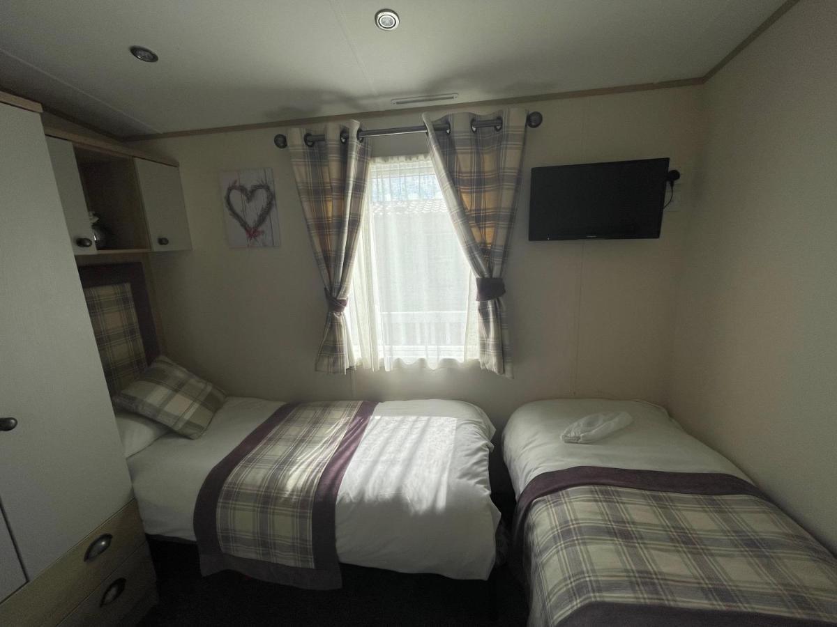 Lakeside Retreat 4 With Hot Tub, Private Fishing Peg Situated At Tattershall Lakes Country Park Exteriör bild
