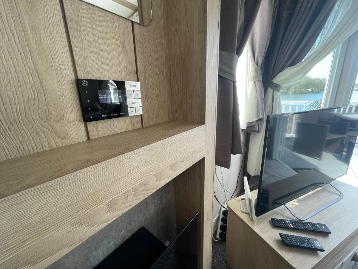Lakeside Retreat 4 With Hot Tub, Private Fishing Peg Situated At Tattershall Lakes Country Park Exteriör bild
