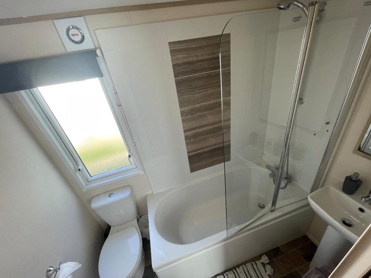 Lakeside Retreat 4 With Hot Tub, Private Fishing Peg Situated At Tattershall Lakes Country Park Exteriör bild