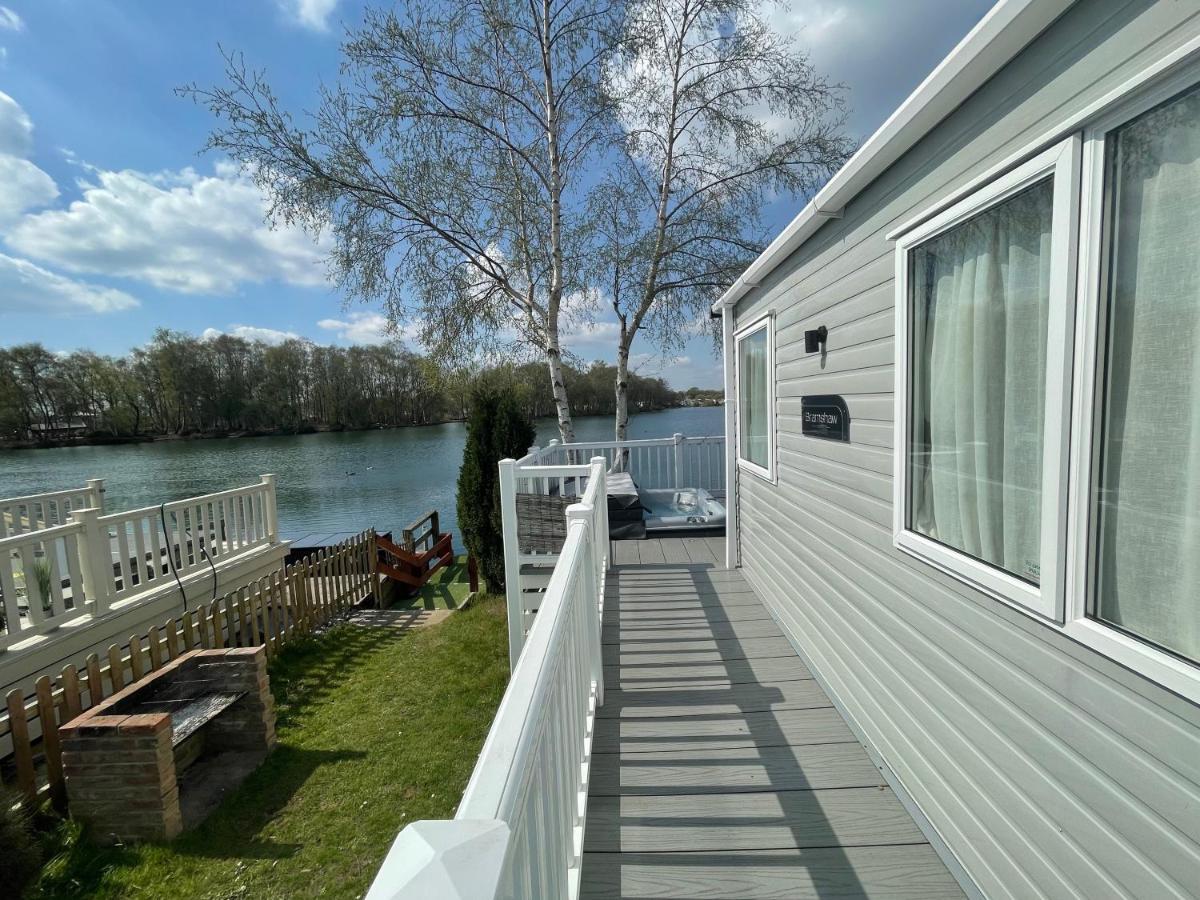 Lakeside Retreat 4 With Hot Tub, Private Fishing Peg Situated At Tattershall Lakes Country Park Exteriör bild