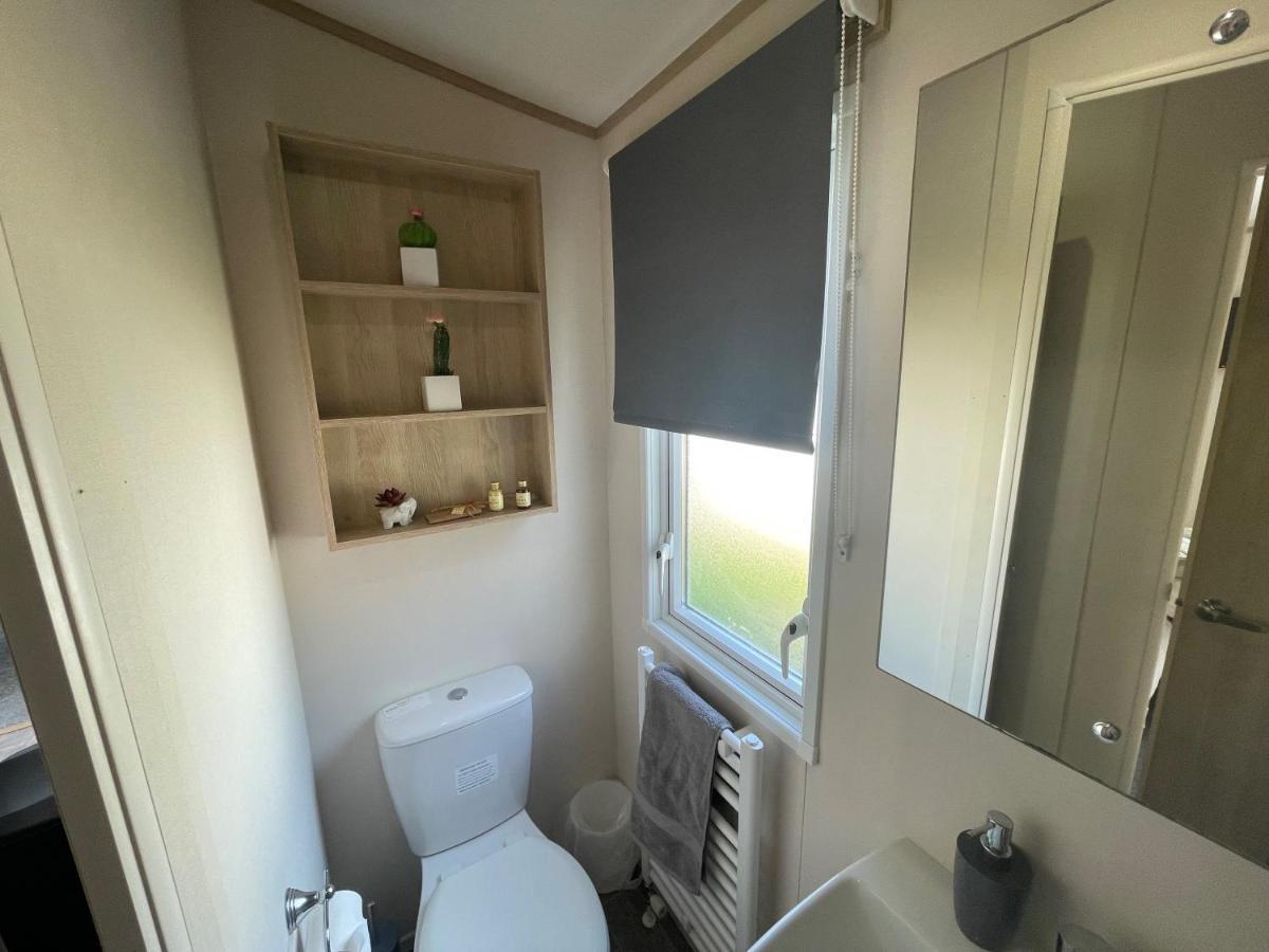 Lakeside Retreat 4 With Hot Tub, Private Fishing Peg Situated At Tattershall Lakes Country Park Exteriör bild